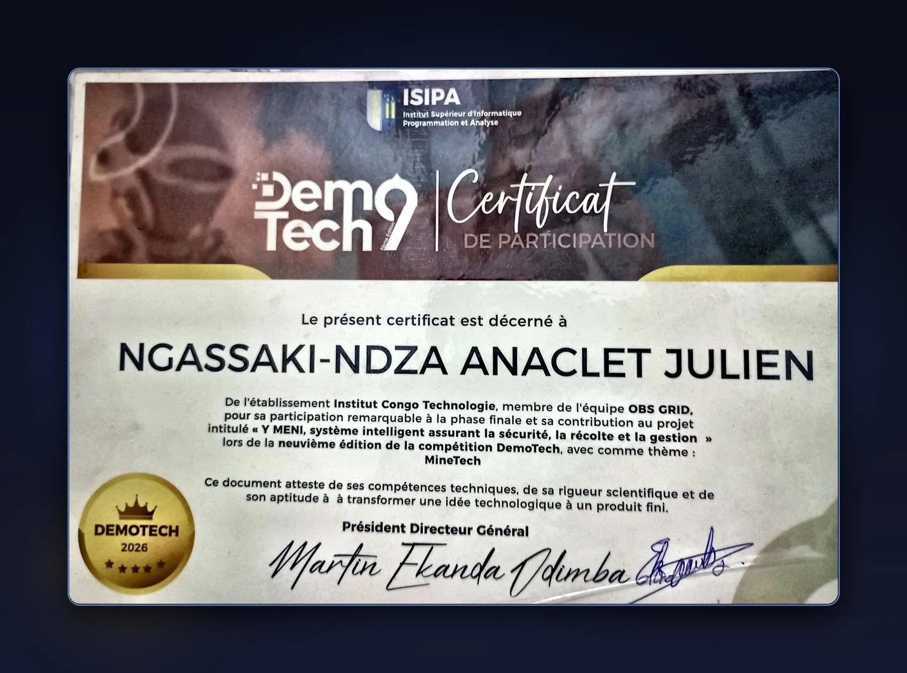 Certificat DemoTech 9 décerné à NGASSAKI-NDZA Anaclet Julien pour sa participation à la phase finale, thème MineTech, signé par le président directeur général de l'ISIPA