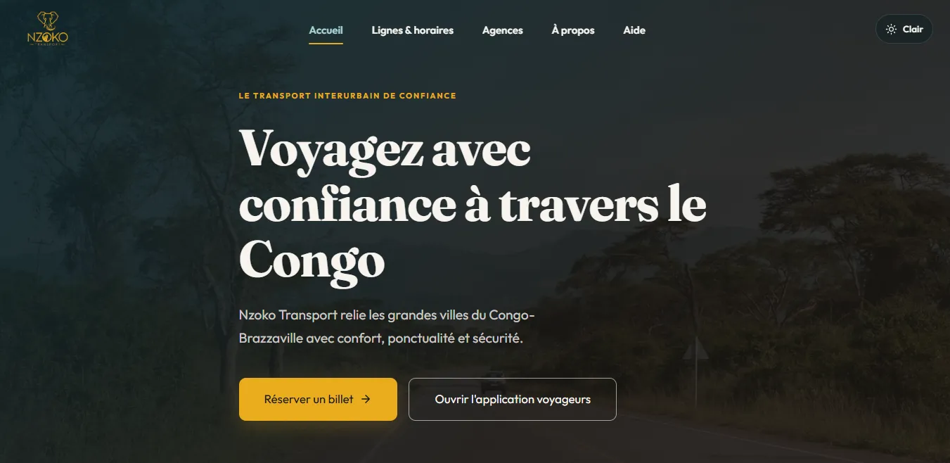 L'accueil du site Nzoko Transport, avec le titre « Voyagez avec confiance à travers le Congo » sur une photographie de forêt